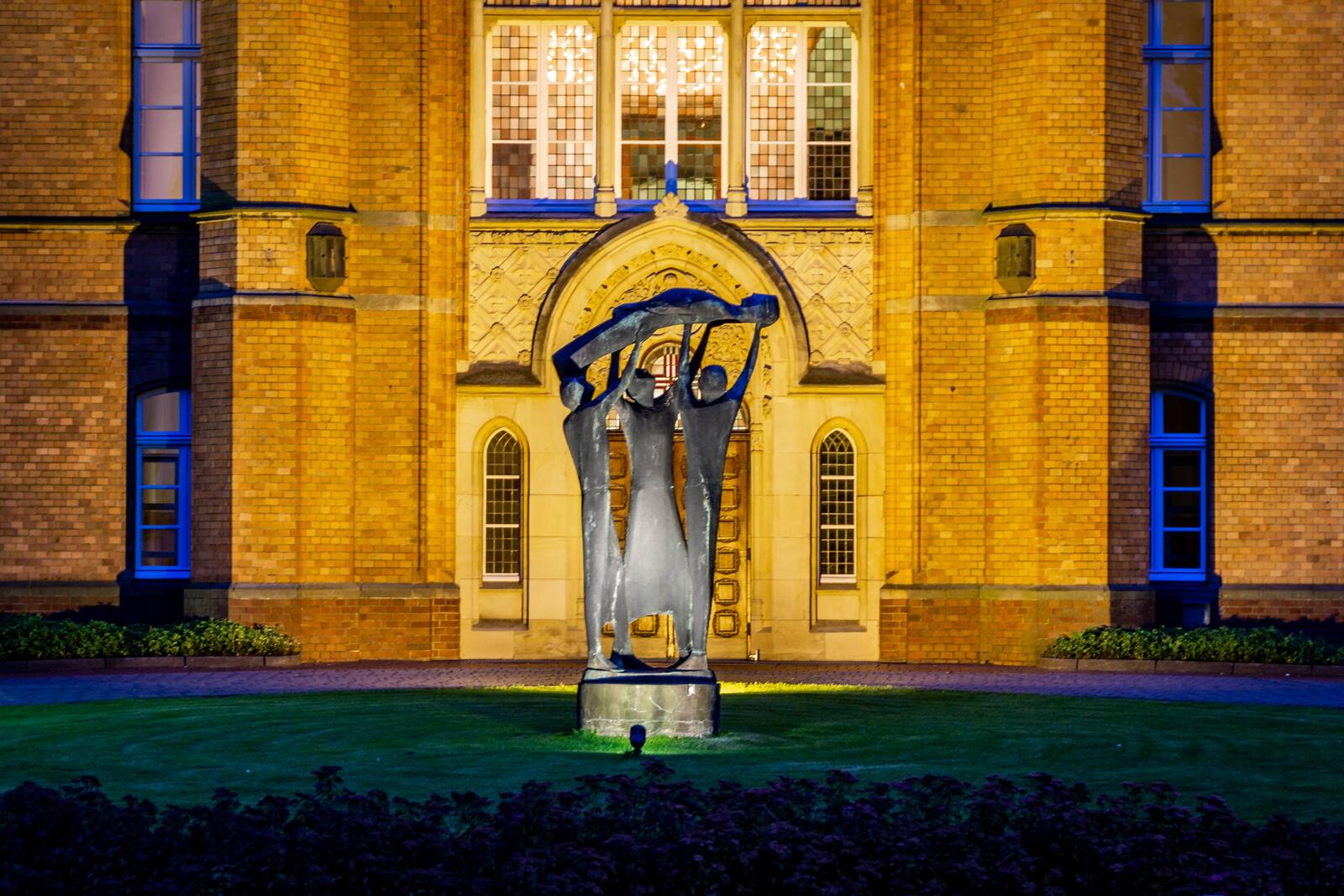 Blick auf die Skulptur vor dem Turm des St. Josef Stift