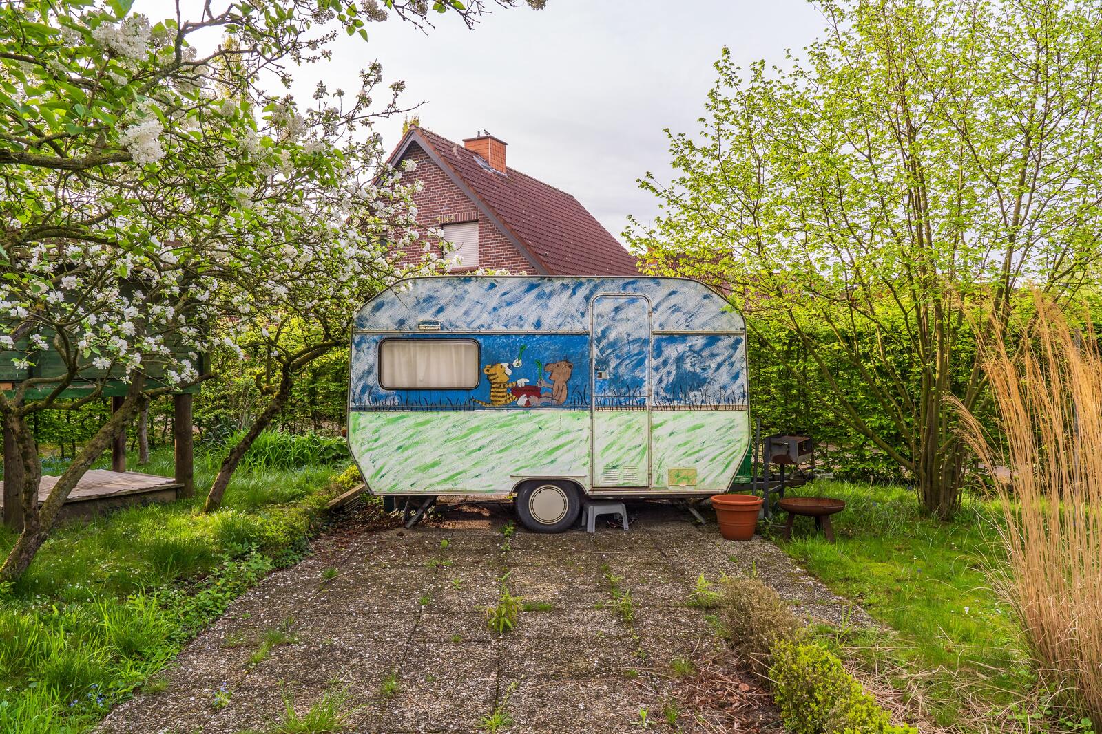 Wohnwagen im Grünen mit Tiger und Bär